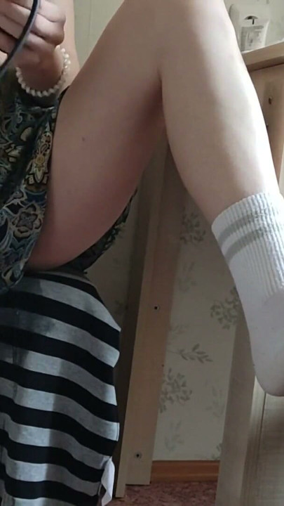 Ateşli orta yaşlı seksi kadın ıslak vajinasını şişiriyor | Klip 2