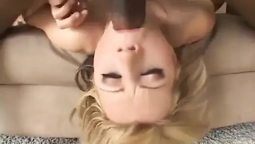 Худенькая блондинка голая шлюшка сидит на диване и сосет 2 больших черных члена