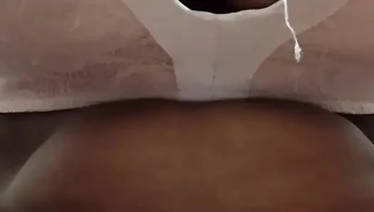 Индийская горничная дези обожает ублажить своего господина после того, как она закончила с домашними делами.