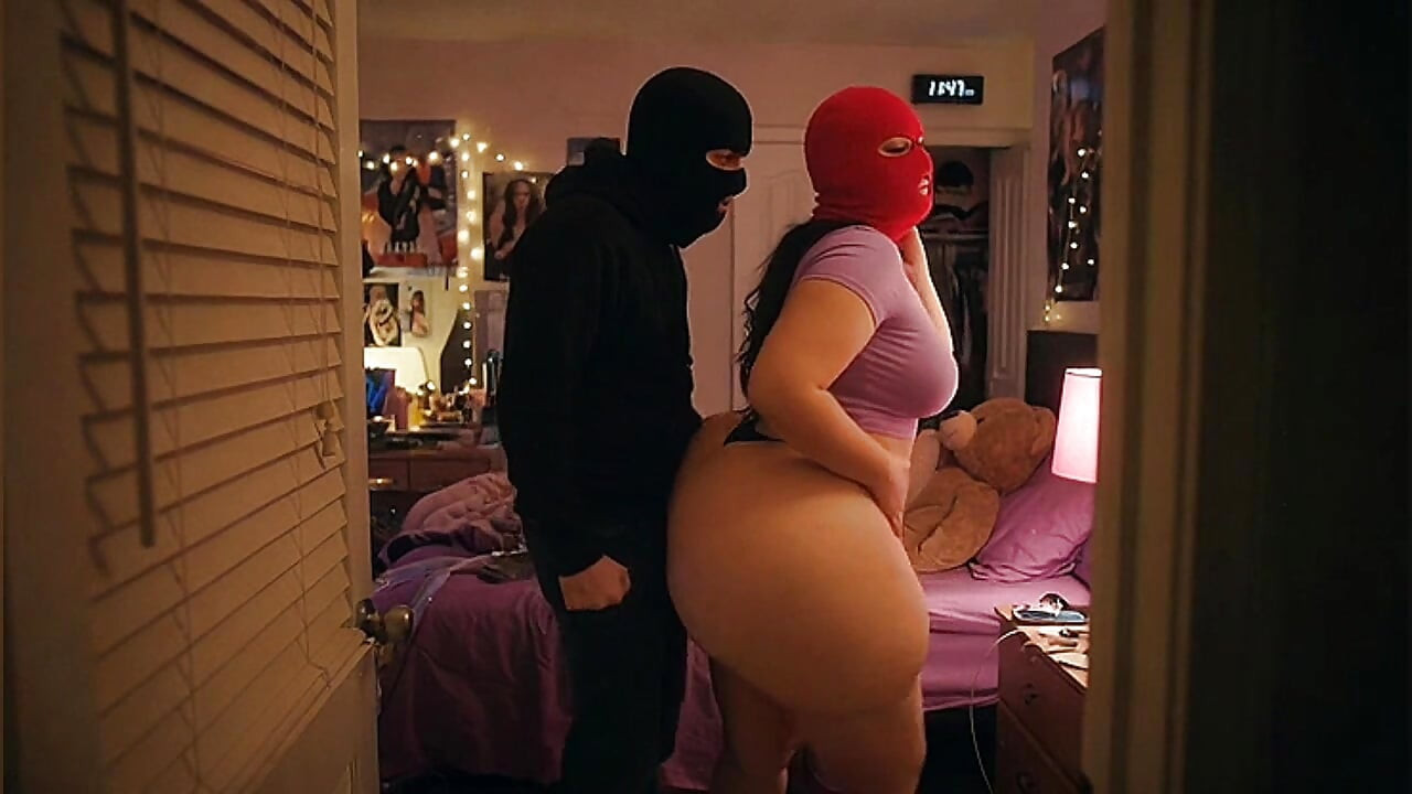 Big Ass Girl w obcisłych białych leginsach zostaje przyciśnięta przez nieznajomego w swoim pokoju