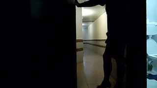 Transexual público masturbándose en el pasillo del hotel