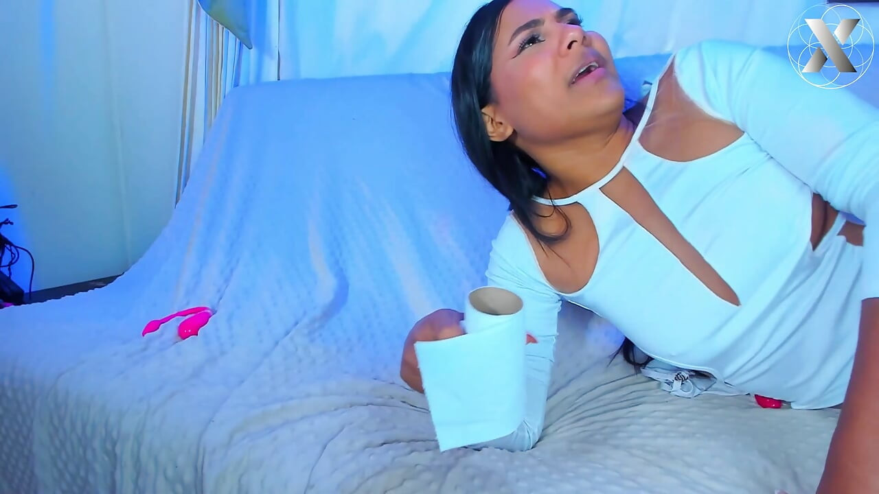 s gaćicama na sebi: Natopljena uzbuđenjem i mirisom seksa