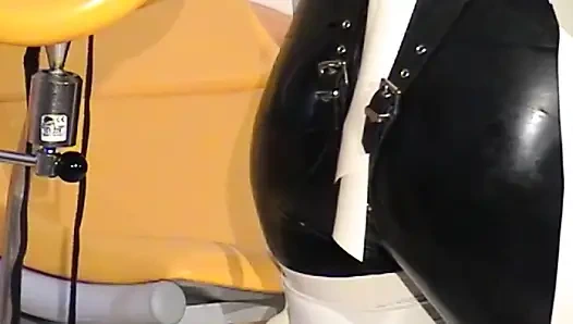 Junge geile frau führt sextoy in ihre muschi ein