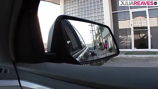 Ateşli kız büyük yarakla sikilirken bacaklarını kanepeye açıyor