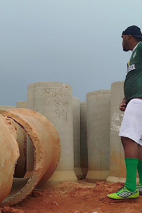 比赛结束回来时满身大汗, 我很兴奋, 忍不住射了