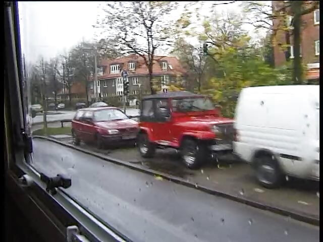 Plavokosu devojku oruju u autu u trojci