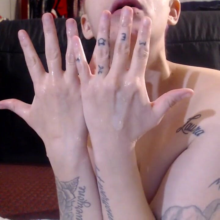 Spyttende hænder gennemvædet af spyt