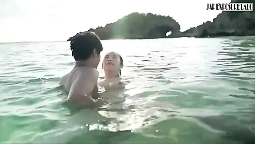Gravure Idol Behind-the-scenes in Okinawa, a Daring off-camera Moment Captured Discreetly 3rd