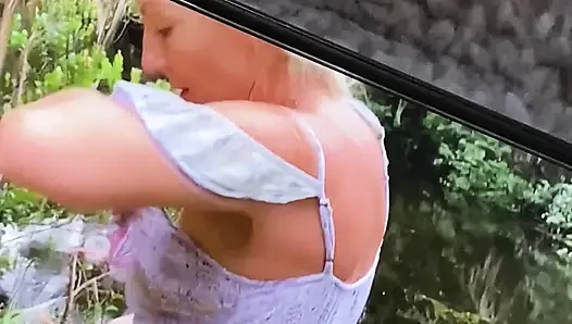 Et sopamı okşuyor ve karımın sakso çekmesini izliyorum
