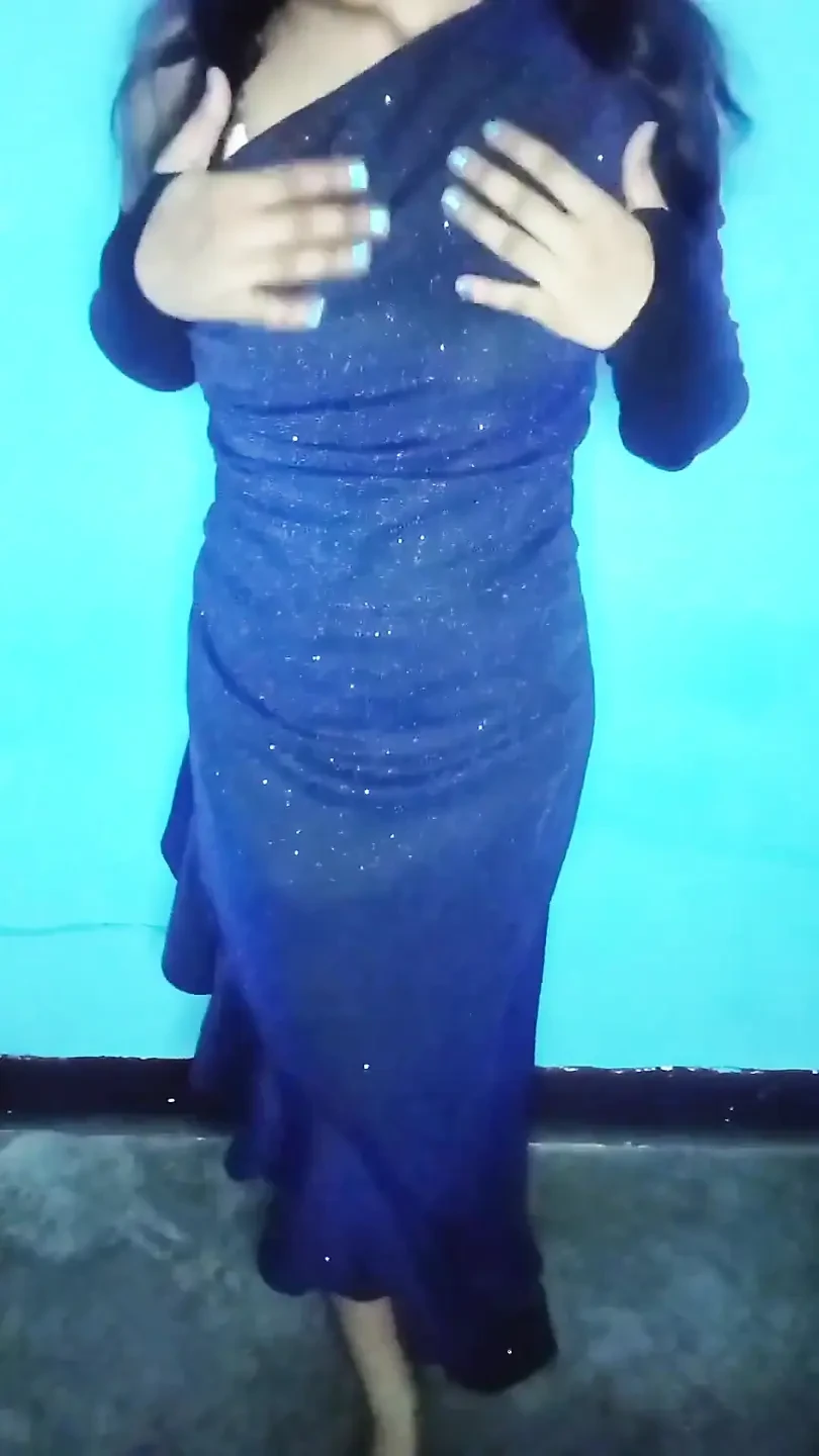 美丽的印度独自一个女孩展示Heri阴户