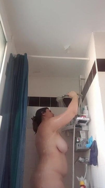 Douche gros seins
