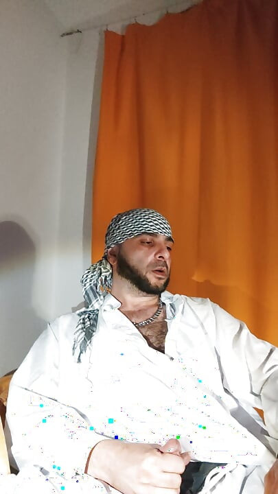 アフガニスタン人のような格好をした汚いジャンクブロが、汚いチンポで遊ぶ