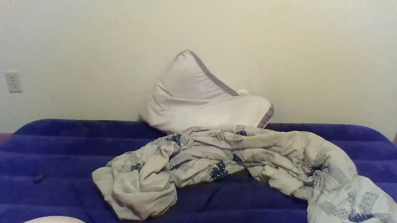 Naken transgirl visar två sätt att ta på sig och ta bort en sexring