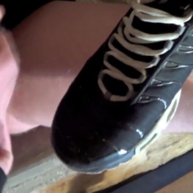 إذلال شديد في الطابق السفلي من قبل حذاء رياضي شرير