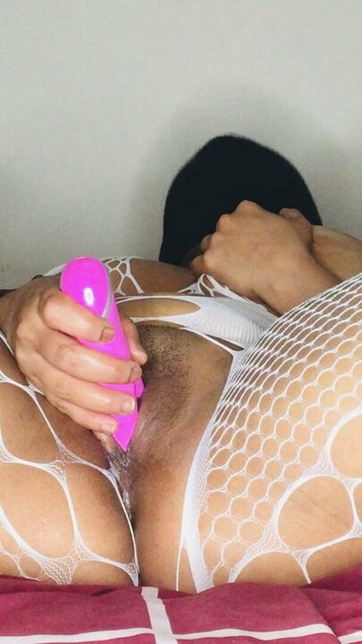 Slutty Carmeliciouss Plays with her Fat wet Pussy