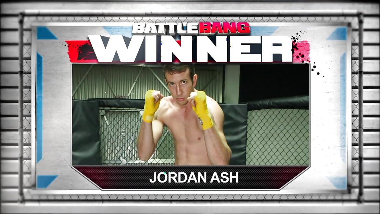 A zamatos mocskos lyuk nehéz rúdja kicsinek tűnik, tele arccal