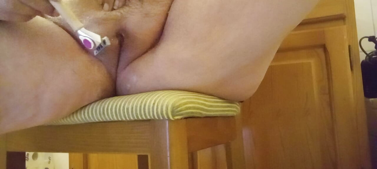 Amateur de 53 años con curvas se afeita el coño peludo de cerca - Parte 3