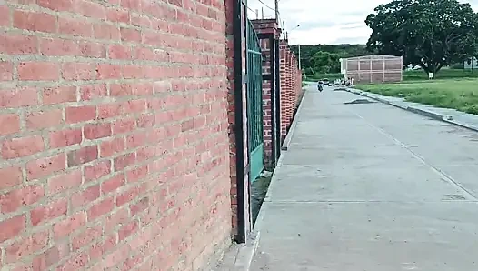 MEINER STIEFSCHWESTER EINEN SPAZIERGANG MIT EINEM VIBRATOR MACHEN, DER IN IHRER MUSCHI STECKT TEIL 1