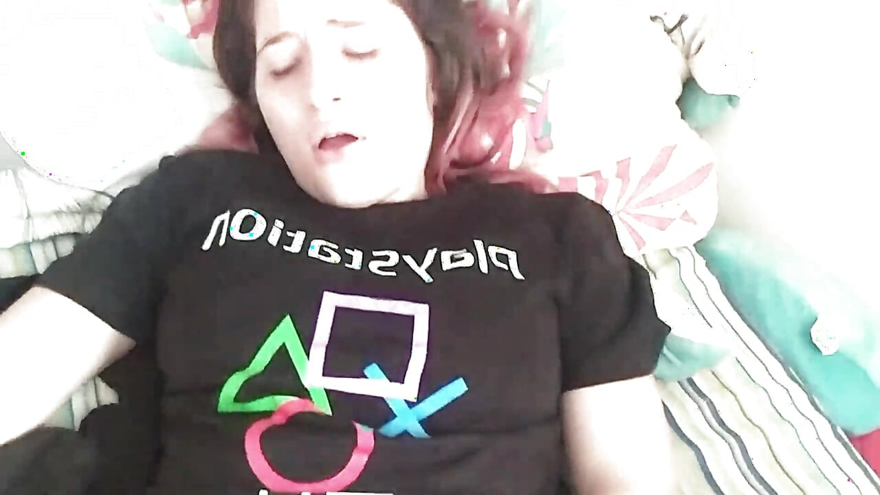 Üvey kız kardeşim beni mastürbasyon yaparken yakalıyor, onu sütle dolu bırakmamı istiyor