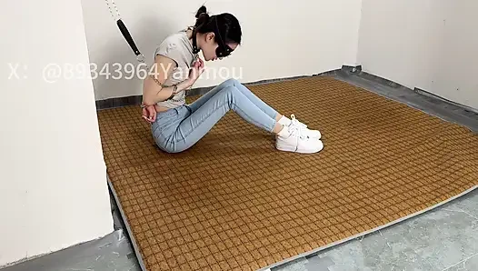 Memenjarakan gadis dengan celana jins ketat