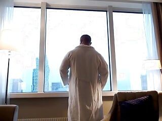Епічний довгий трах з сексуальною дівчиною у вікні квартири готелю