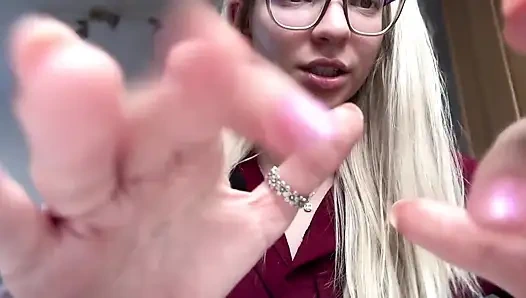 Злой девушка наказывает тебя щекотками АСМР