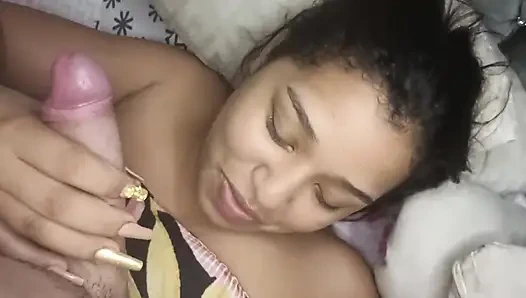 Kolumbianische brünette ruht sich aus und ihr freund kommt rein, um ihre ruhe zu unterbrechen