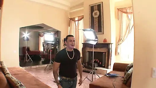 Двух тинок-блондинок трахает жесткий большой член