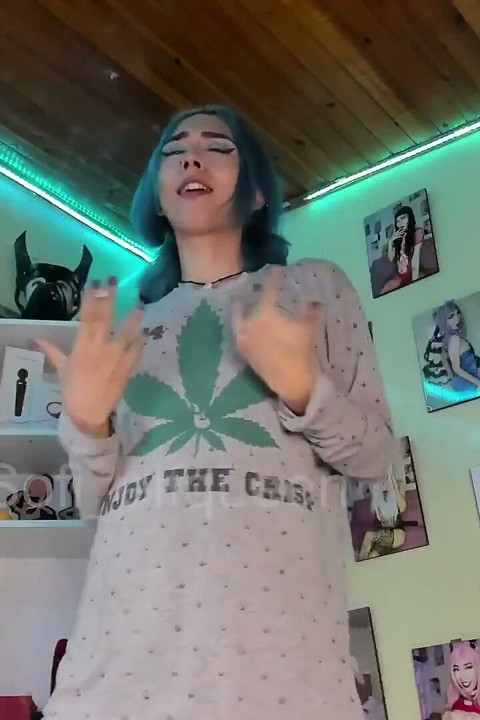 Diversão em tempo nu natural tgirl fumando e dançando para você