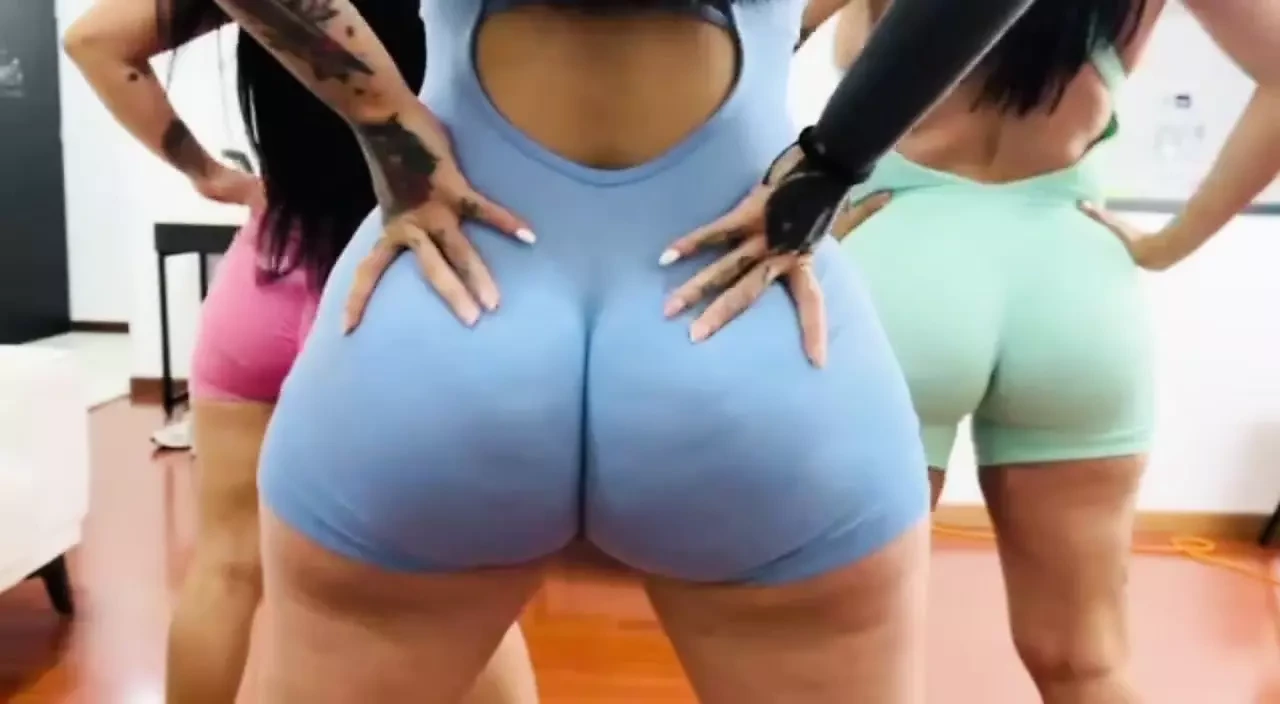 Girls’ Afternoon Ends in a Super Hot Threesome