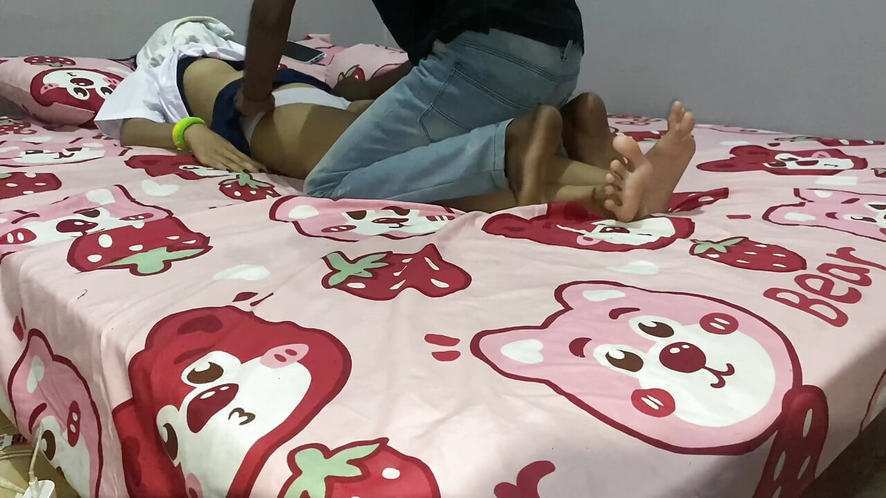 Ένα νεαρό κορίτσι θέλει να πάει σχολείο με την ετεροθαλή αδερφή της.