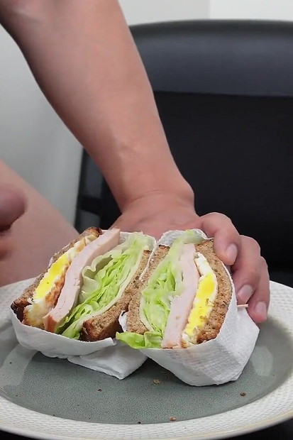 ASMR Azijski tip jede sendvič s doručkom