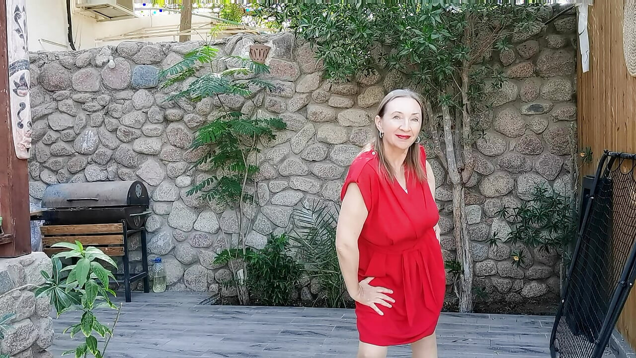 Κόκκινη χάρη στον κήπο