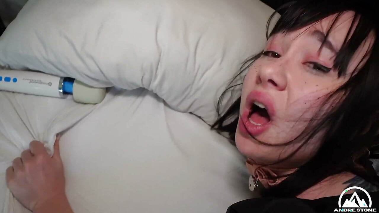 보짓물 가득한 아시아 키티 소녀 Naomi Korae는 더위 속에서 얻을 필요가 있습니다.