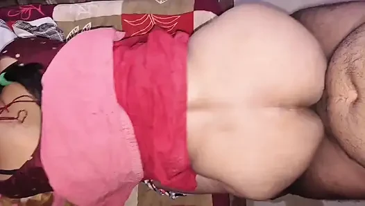 Hintli köylü kız erkek arkadaşını sikiyor, sikişmeden önce göğüslerini emme ve amcık yalamanın en iyi sahnesi