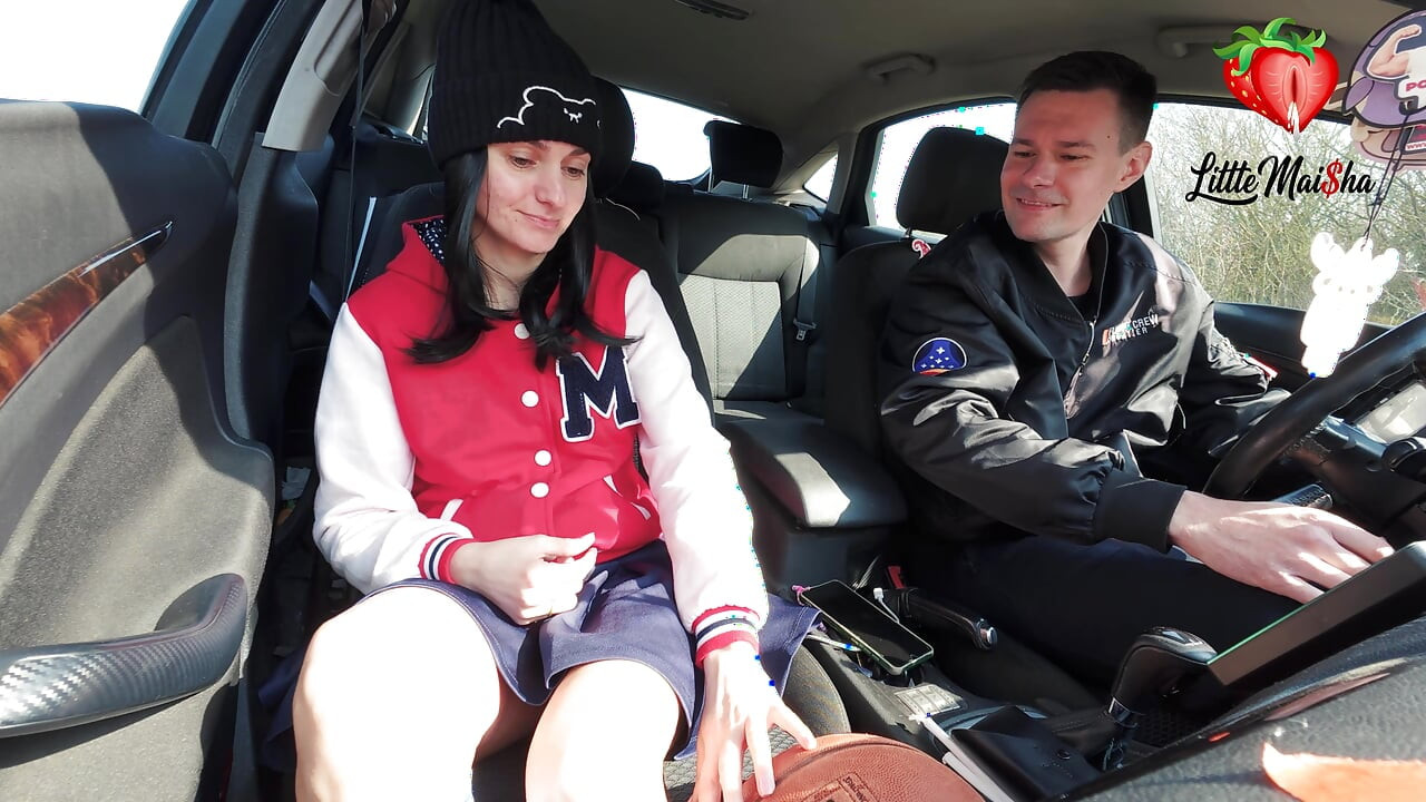 Jugador de baloncesto de pelo negro apretado y flaco se la follan duro en el auto de un extraño