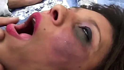 Azgın orta yaşlı seksi kadın damlayan rosebud patlamasıyla derinden yumruklanıyor