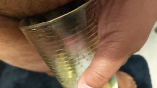 Индийский хуй писает в стакан