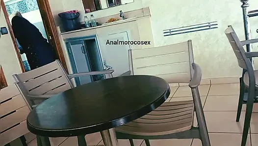Seorang petugas kebersihan kafe jatuh cinta sama pelanggan... Ending Mengubah Segalanya