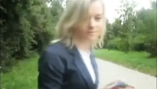 Sarışın güzel kadın açık havada sigara içiyor