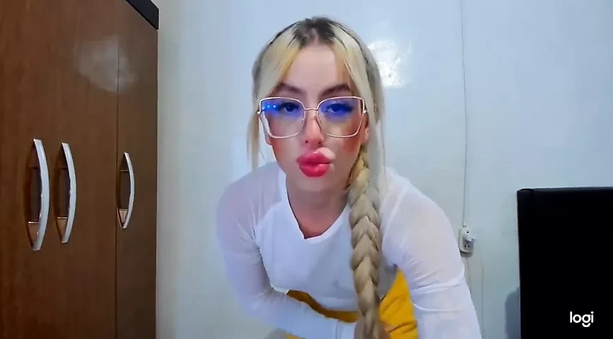 香港的 tgirl 长指甲在摄像头上射精