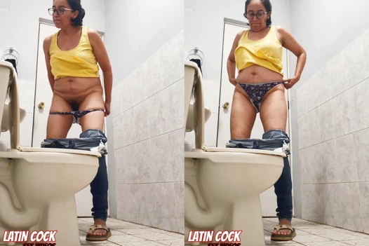 IBU RUMAH TANGGA DEWASA MEMAMERKAN MEMEKNYA YANG CANTIK BERBULU DI TOILET