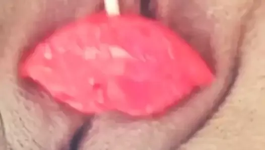 Preciosa latina mexicana se masturba clitoris con una paleta