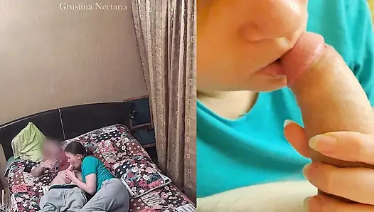 Der spontane schlafzimmer-blowjob eines echten russischen paares, gefilmt von zwei kameras