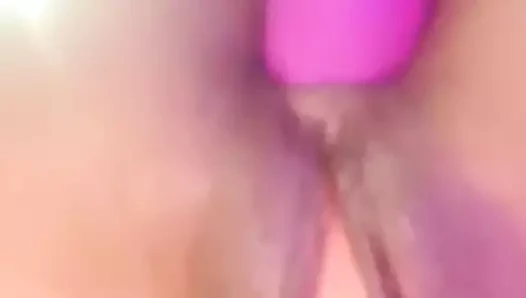 Thai Frau liebt den Dildo in Muschi und Arsch