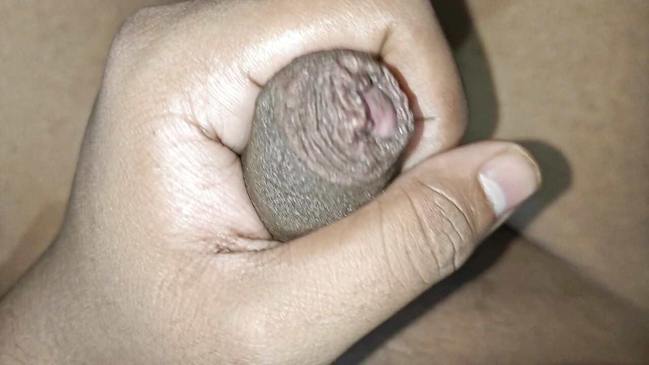 Un garçon asiatique sexy se branle et jouit épique