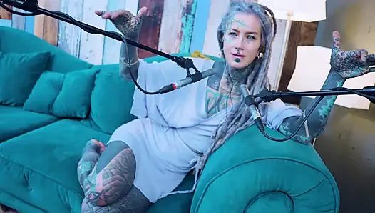 M hakkında konuşuyorum - müzik - asmr podcast sfw konuşuyor gotik sıska kız dreadlocks dövmeli model dövmeli kız
