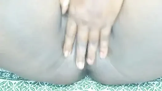 Chut me ungali daalkar chut ki pyas bujhai