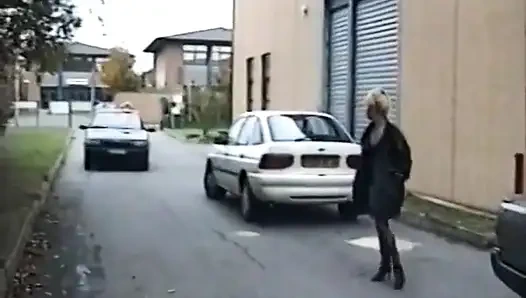 Девушку-блондинку трахнули двое незнакомцев и водитель такси