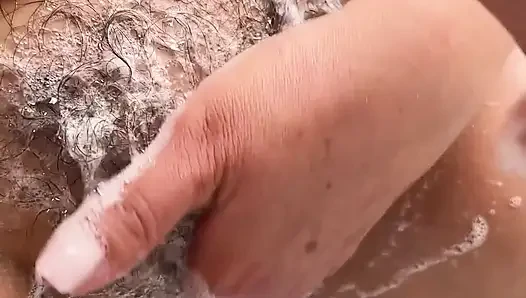 Aku lagi asik muasin memekku pakai mesin cuci di rumah baruku hari ini!